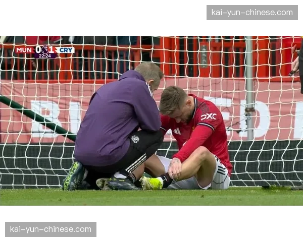比赛瞬间：曼联获得点球前，一次由门将发起的长传快攻展示了其战术转变