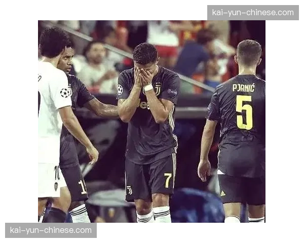 特写瞬间：裁判向尤文图斯球员出示红牌后引发的激烈争执